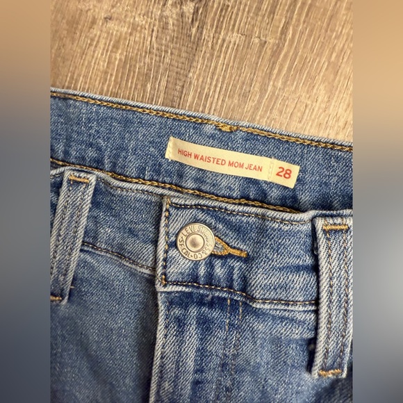 Levi’s Womens 27x29 High Waisted Mom Jeans Medium Wash Distressed Cotton Blend - Picture 9 of 10